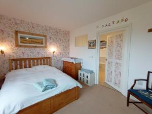 A bed or beds in a room at Mapperton Barn House B&B Nr Stourhead & Longleat
