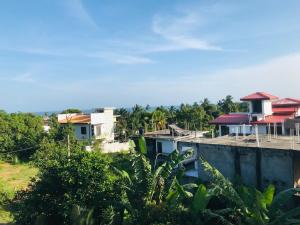 uma vista para casas e árvores com o oceano ao fundo em Star Beach Villa em Tangalle
