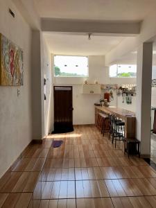a living room with a kitchen and a table at Serra da Canastra - Casa em Vargem Bonita/MG in Vargem Bonita