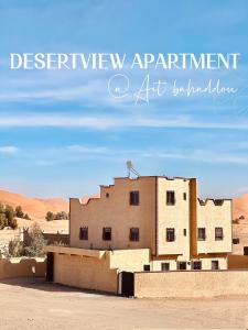 Blick auf ein Gebäude mitten in der Wüste in der Unterkunft Merzouga DesertView Apartment in Merzouga