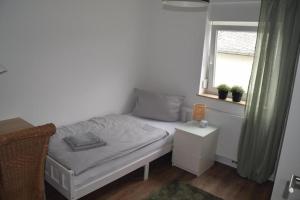 a small bed in a room with a window at TKS HOME Zur Tenne 