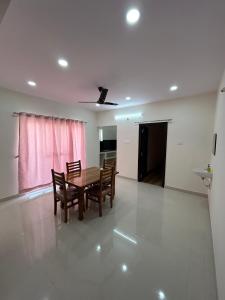 comedor con mesa y sillas en New Full Furnished 2 BHK in Madhapur with Parking with 24 Hours Checkin, en Hyderabad