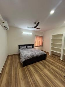 1 dormitorio con 1 cama y ventilador de techo en New Full Furnished 2 BHK in Madhapur with Parking with 24 Hours Checkin, en Hyderabad