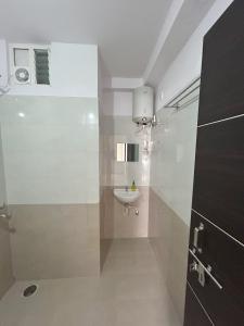 y baño blanco con lavabo y ducha. en New Full Furnished 2 BHK in Madhapur with Parking with 24 Hours Checkin, en Hyderabad