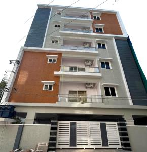 un edificio alto con balcones a un lado. en New Full Furnished 2 BHK in Madhapur with Parking with 24 Hours Checkin, en Hyderabad