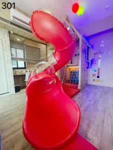 un grande scivolo rosso gonfiabile in una stanza di Wind Natural Parent-child Inn a Houli