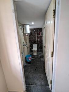 uma pequena casa de banho com WC num corredor em Jo's Homestay em Tiruvannāmalai