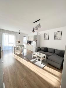 una sala de estar con un sofá y una mesa en Central Residence, en Baia Mare 33 fotos más