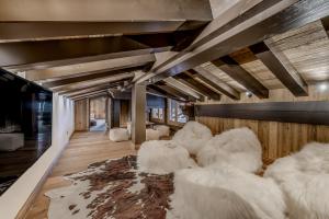 um quarto com cadeiras brancas no chão em HOTEL LE VAL D'ISERE em Val dʼIsère