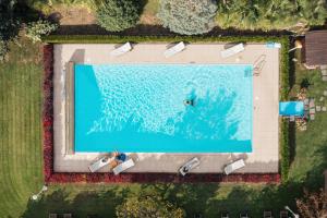 una vista sul tetto di una piscina con 2 persone che nuotano di Hotel Victoria Glion a Montreux Altre 37 foto