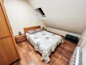 Dormitorio pequeño con cama en el ático en Les Glycines en Guewenheim