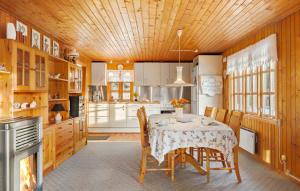 eine Küche mit einem Tisch und Stühlen im Zimmer in der Unterkunft Gorgeous Home In Lkken With Kitchen in Løkken