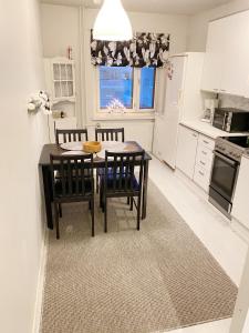 eine Küche mit Esstisch und Stühlen in der Unterkunft Tilava kaksio- Keskusta- Autopaikka in Rovaniemi