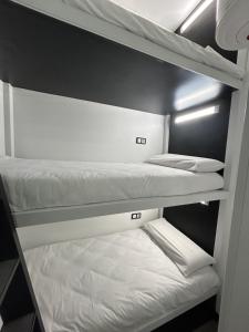 Poschodová posteľ alebo postele v izbe v ubytovaní Cotrades 4 En San Blas-Canillejas