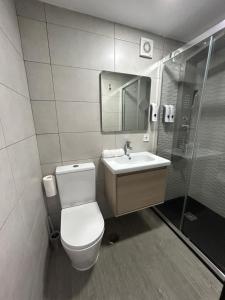 uma casa de banho com um WC, um lavatório e um chuveiro em Cotrades 4 En San Blas-Canillejas em Madrid