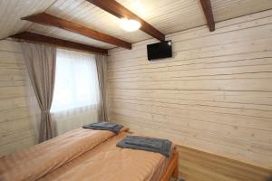ein Schlafzimmer mit 2 Betten und einem TV in der Unterkunft Котедж "На Дачній" in Jaremtsche
