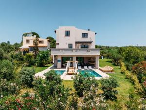 una vista aérea de una casa con piscina en Olvini Villa en Galatás