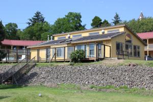 una casa amarilla con paneles solares. en Port Townsend Inn, en Port Townsend