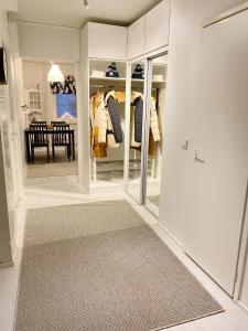 Zimmer mit begehbarem Kleiderschrank und Teppich in der Unterkunft Tilava kaksio- Keskusta- Autopaikka in Rovaniemi
