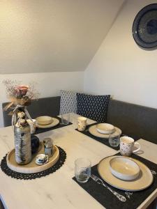 einen Tisch mit Tellern und Tassen darüber in der Unterkunft Ferienwohnung LoWu in Hagen