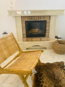 a living room with a fireplace and a wooden bench at Impresionante villa con piscina in Oliva