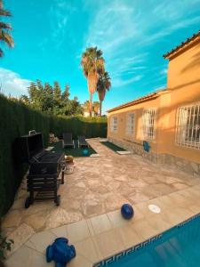 Piscina de la sau aproape de Impresionante Villa con piscina - OLIVA NOVA