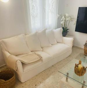 a white couch in a living room with a glass table at Impresionante villa con piscina in Oliva