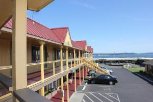 een gebouw met auto's geparkeerd op een parkeerplaats bij Port Townsend Inn in Port Townsend