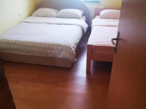 Postel nebo postele na pokoji v ubytování Apartmani Šćit