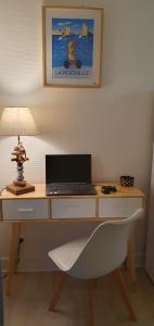 - un bureau avec un ordinateur portable dans l'établissement Grand studio chaleureux à Port Neuf, à La Rochelle