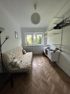 um quarto com uma cama, uma secretária e um lavatório. em Mieszkanie Nowolipie Blisko Centrum em Varsóvia
