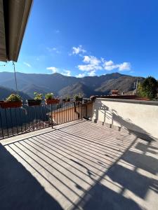 a balcony with a view of the mountains at B&B Convivium in Stazzema