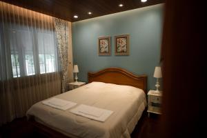 1 dormitorio con 1 cama con 2 toallas en HUAN CHOM JAN Hometel at Lampang, 