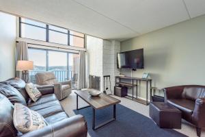 Posezení v ubytování 502F Three Bedroom Two Bath