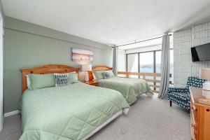 Postel nebo postele na pokoji v ubytování 502F Three Bedroom Two Bath + 31 fotografií