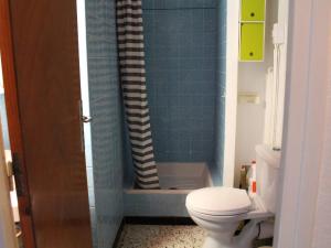 A bathroom at Appartement Port-la-Nouvelle, 2 pièces, 4 personnes - FR-1-229C-159