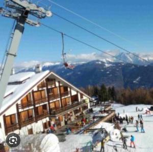 a ski lodge with a group of people on a ski lift at Il posto al sole in Teglio