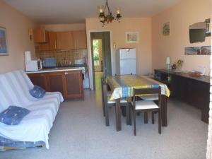 eine Küche mit einem Tisch und einem Esszimmer in der Unterkunft Appartement Marseillan-Plage, 3 pièces, 6 personnes - FR-1-387-134 in Le Castellas