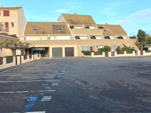 ein leerer Parkplatz vor einem Gebäude in der Unterkunft Appartement Marseillan-Plage, 3 pièces, 6 personnes - FR-1-387-134 in Le Castellas