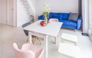salon z białym stołem i niebieską kanapą w obiekcie 2 Bedroom Pet Friendly Home In Taszw w mieście Taszów