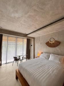 En eller flere senge i et værelse på Villa de Mer Bali