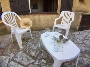 dos sillas y una mesa con copas de vino. en Maison Porto-Vecchio, 3 pièces, 6 personnes - FR-1-62-152 en Porto Vecchio