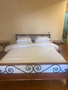 Un pat sau paturi într-o cameră la Four-Bedroom Gem in Zamalek