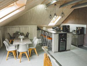 a kitchen and dining room with a table and chairs at POKOJE GOŚCINNE U MIKOŁAJA in Pękanino