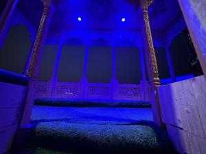 een lege kamer met blauwe lichten in het donker bij HERITAGE CASTLE GROUP OF HOUSEBOAT in Srinagar