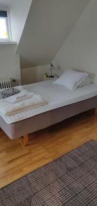 1 cama grande en una habitación con en Åberg12, en Höör