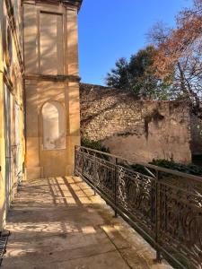 een trap naar een gebouw met een muur bij Le studio des carmes in Nîmes