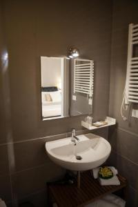 ein Bad mit einem Waschbecken und einem Spiegel in der Unterkunft B&B Agorà in Bitetto