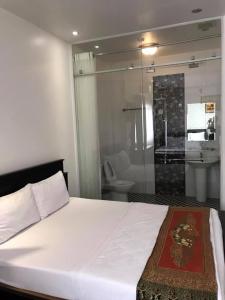 um quarto com uma cama e uma casa de banho com um WC em Khách Sạn Lệ Hằng em Mỹ Phước