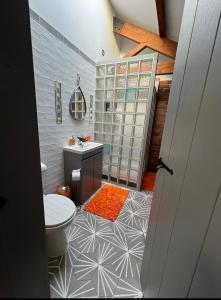 La salle de bains est pourvue de toilettes et d'un lavabo. dans l'établissement Aplanty House: A Hidden Gem in The Heart of The Fens, à Wisbech